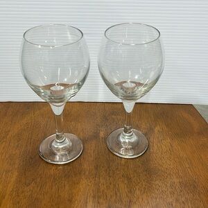 2 wine glasses